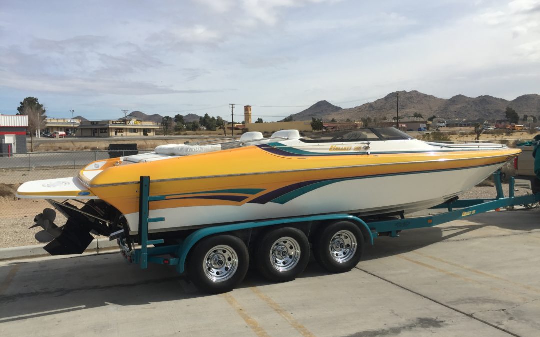 2002 Hallett 255-S Mid Cabin Open Bow with a Mercury 496 HO, Like New!!